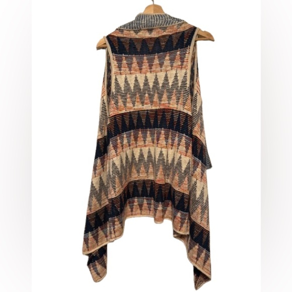 Jolt Geometric Open-Front Sweater Vest - Picture 2 of 5